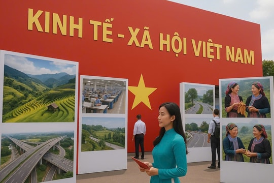 Tour tham quan Triển lãm "Thành tựu kinh tế - xã hội" mừng 80 năm Quốc khánh