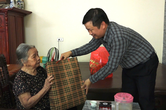 Xã Dân Hòa tặng 929 suất quà đối tượng chính sách, người có công dịp 80 năm Quốc khánh 2/9