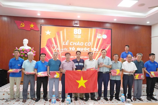 Phường Sơn Tây tổ chức Lễ chào cờ “Tôi yêu Tổ quốc tôi”, khơi dậy lòng tự hào dân tộc trong thế hệ trẻ