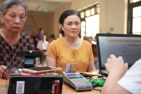 Hà Nội thí điểm chi trả an sinh xã hội không dùng tiền mặt