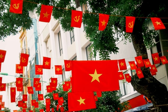 Thông báo treo cờ Tổ quốc nhân dịp kỷ niệm 80 năm Cách mạng Tháng Tám và Quốc khánh 2/9