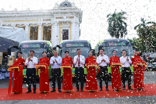 Vinbus khai trương tuyến buýt điện miễn phí E11 phục vụ người dân tham quan các điểm du lịch nổi tiếng của Thủ đô