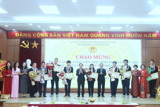 Hà Nội khen thưởng học sinh đạt thành tích quốc tế và học sinh đạt Thủ khoa trong kỳ thi tốt nghiệp THPT năm 2025