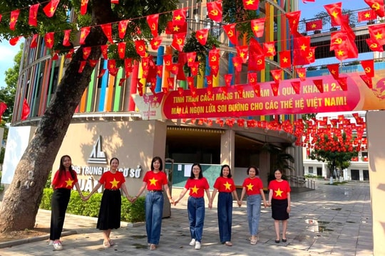 Không khí Tháng Tám rực rỡ trên từng góc phố Tây Hồ