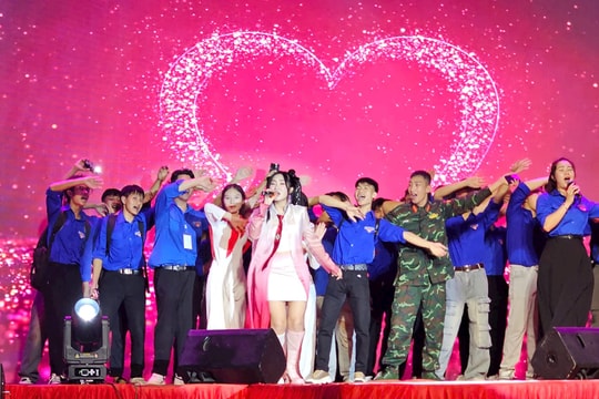 Vững bước kỷ nguyên mới – Tân sinh viên K16 “Tỏa Sáng” trong đại nhạc hội HHT