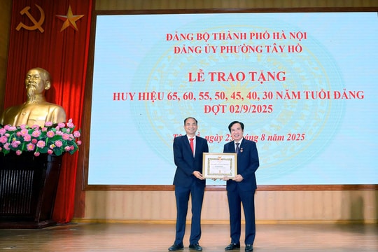 Phường Tây Hồ trao Huy hiệu Đảng dịp Quốc khánh 2/9 cho 184 đảng viên tiêu biểu