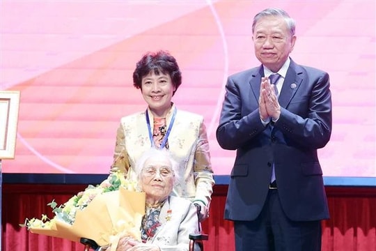 Trao danh hiệu Anh hùng Lao động cho nguyên Phó Chủ tịch nước Nguyễn Thị Bình