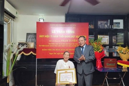Phó Bí thư Thường trực Thành ủy Hà Nội Nguyễn Văn Phong trao tặng Huy hiệu 75 năm tuổi Đảng cho nhạc sĩ Phạm Tuyên