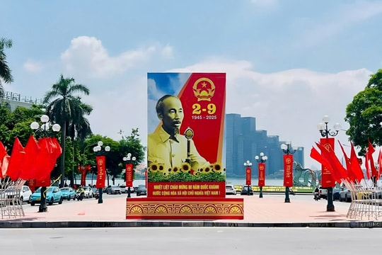 Tây Hồ: Hướng dẫn người dân và du khách cài đặt, sử dụng ứng dụng “A80 - Tự hào Việt Nam”