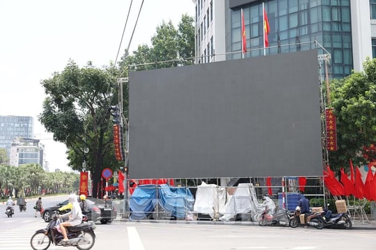 Hà Nội: Lắp đặt hệ thống màn hình LED phục vụ Nhân dân theo dõi Lễ kỷ niệm 80 năm Quốc khánh 2/9