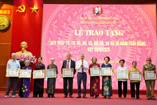 Phường Sơn Tây trao tặng, truy tặng 123 Huy hiệu Đảng dịp kỷ niệm 80 năm Quốc khánh