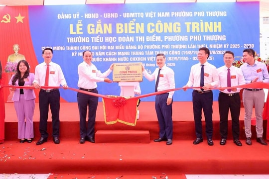 Phú Thượng gắn biển Trường Tiểu học Đoàn Thị Điểm chào mừng Quốc khánh 2/9