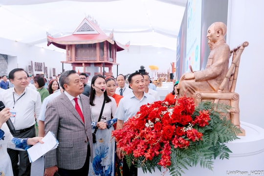 Chủ tịch UBND Thành phố Trần Sỹ Thanh tham quan Không gian Truyền thống và Sáng tạo Hà Nội 2025