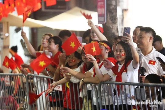 Yêu cầu người dân đi xem diễu binh, diễu hành không để lều, bạt tự phát trên vỉa hè, lấn chiếm lòng đường