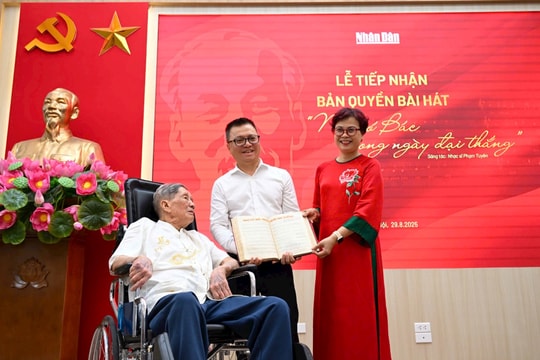 Nhạc sĩ Phạm Tuyên trao tặng ca khúc 'Như có Bác trong ngày đại thắng' cho Báo Nhân Dân