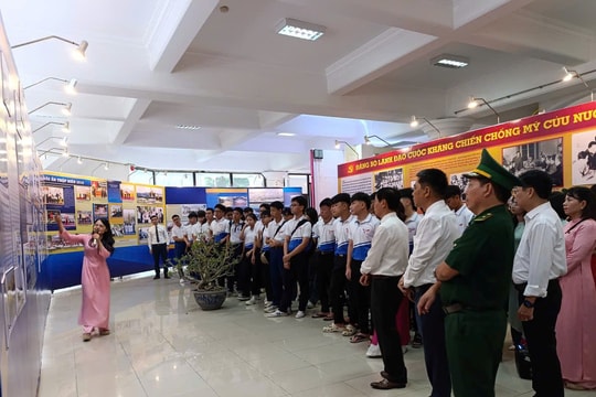 Học sinh Trường THPT Thuận Hóa tham quan triển lãm “Lời Đảng hiệu triệu trái tim”