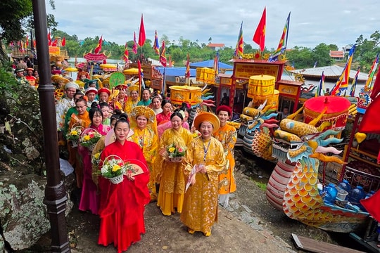 Rực rỡ sắc màu văn hóa thờ Mẫu Tam Phủ trong lễ hội Điện Huệ Nam