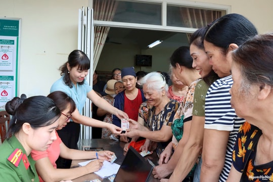 Phường Sơn Tây chi trả tiền quà của Nhà nước đến nhân dân mừng Quốc khánh 2/9