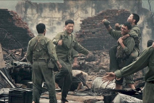 Vượt "Bộ tứ báo thủ", "Mưa đỏ" trở thành phim Việt có doanh thu cao nhất 2025