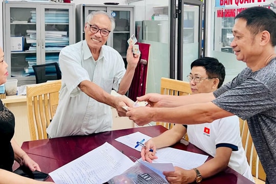 Người dân phường Tây Hồ nô nức, phấn khởi nhận quà Tết Độc lập