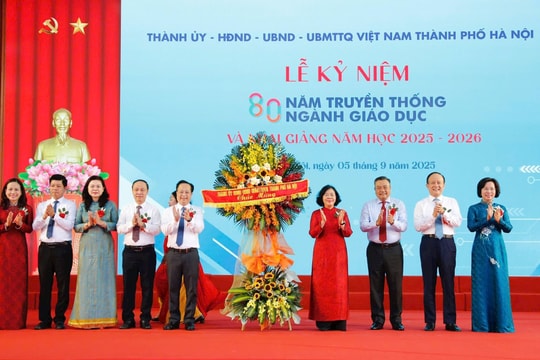 Bí thư Thành ủy Bùi Thị Minh Hoài dự Lễ khai giảng tại Trường THPT Phan Huy Chú