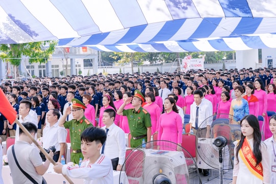 Trường THPT Kim Anh: Niềm vui nhân đôi trong ngày khai giảng