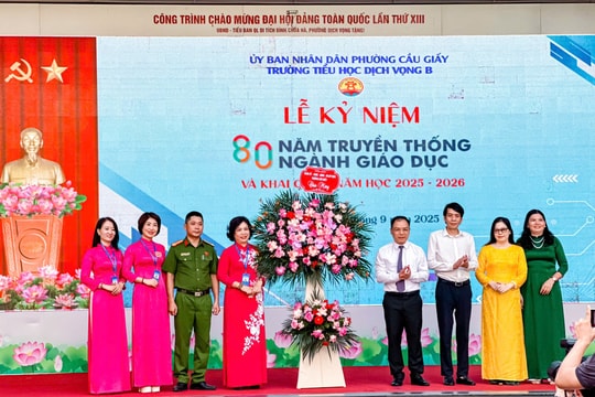 Cô trò Trường Tiểu học Dịch Vọng B hân hoan chào đón năm học mới