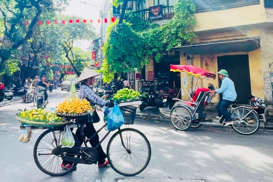 Ngắm những khoảnh khắc bình dị của hàng rong phố cổ Hà Nội
