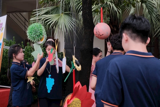 Gặp gỡ đối thoại giữa học sinh và ban giám hiệu nhà trường năm học 2025 - 2026