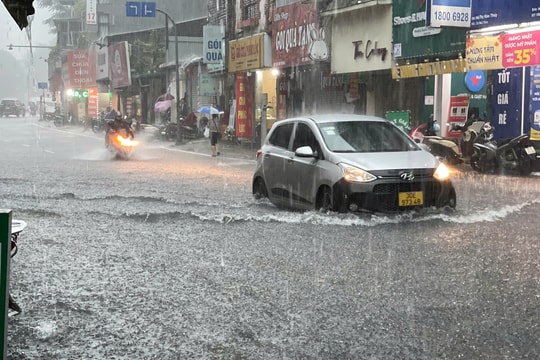 Hà Nội mưa trắng trời, đường phố ngập sâu