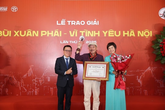 Giải thưởng Lớn - Vì tình yêu Hà Nội được trao cho nhạc sĩ Trần Tiến