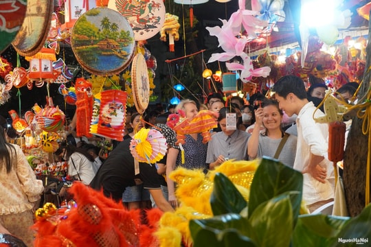 Người dân nô nức đổ về phố Hàng Mã vui Tết Trung thu