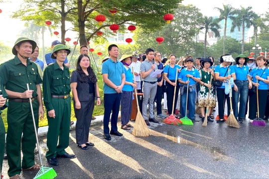 Phường Phú Thượng ra quân tổng vệ sinh môi trường, chủ động ứng phó với bão số 11