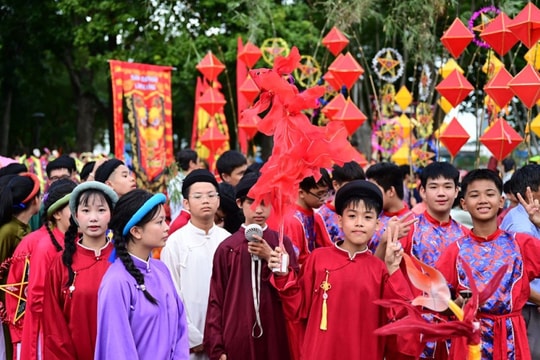 Sôi động quảng diễn Lân - Sư - Rồng và rước đèn Trung thu ở Cố đô Huế