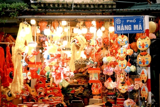 [Video] Phố Hàng Mã rực rỡ đồ chơi truyền thống đón tết trung thu