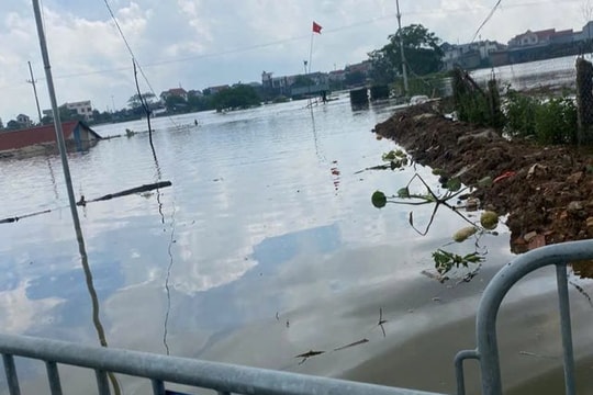 Hà Nội: Mưa lớn, mực nước các sông đang ở mức cao, nguy cơ sạt lở