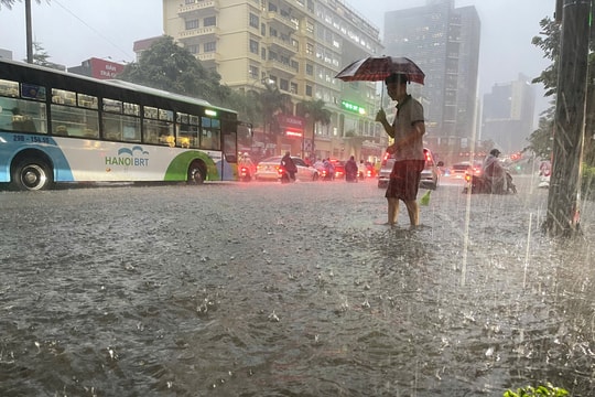 Hoàn lưu bão đang gây mưa lớn ở Hà Nội, cảnh báo các điểm ngập lụt