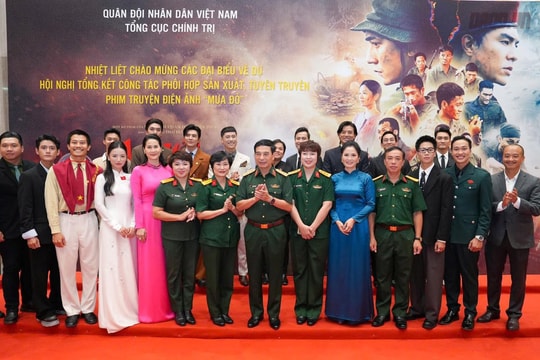 Đoàn phim "Mưa đỏ" nhận bằng khen của Bộ trưởng Bộ Quốc phòng
