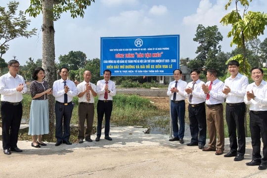 Xã Đoài Phương gắn biển công trình “Dân vận khéo” hiến đất mở đường