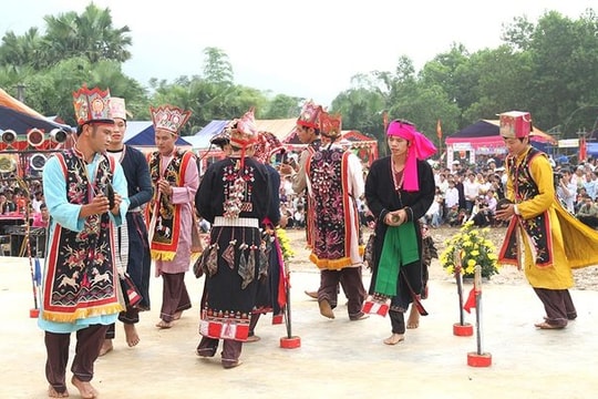 Tổ chức Triển lãm ảnh "Sắc màu các dân tộc Việt Nam"