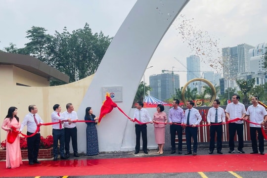 Gắn biển công trình Công viên Cầu Giấy mừng 71 năm Giải phóng Thủ đô