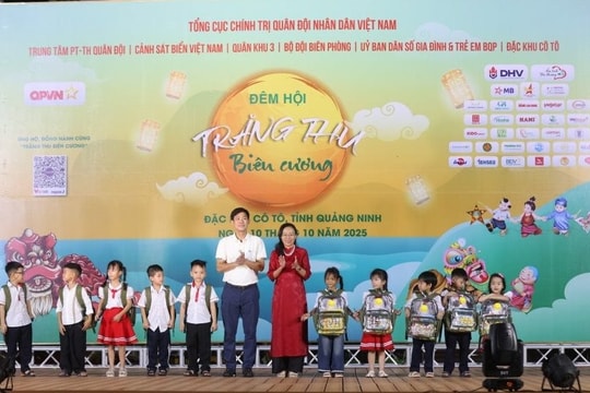 "Trăng thu biên cương": Trao học bổng và quà tặng cho trẻ em vùng khó khăn