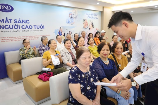 Hành trình sẻ chia yêu thương, chăm sóc đôi mắt tuổi già tại phường Tây Hồ