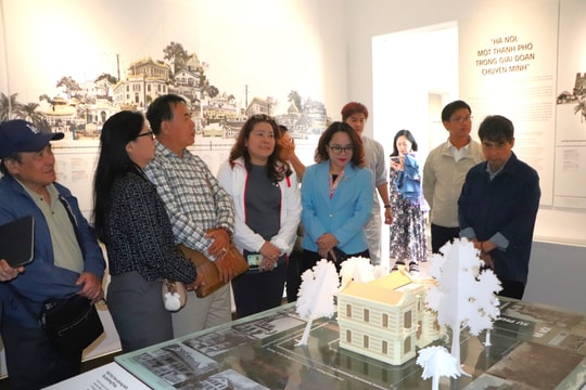 Văn nghệ sĩ TP. Hồ Chí Minh tham quan biệt thự Pháp cổ tại 49 Trần Hưng Đạo