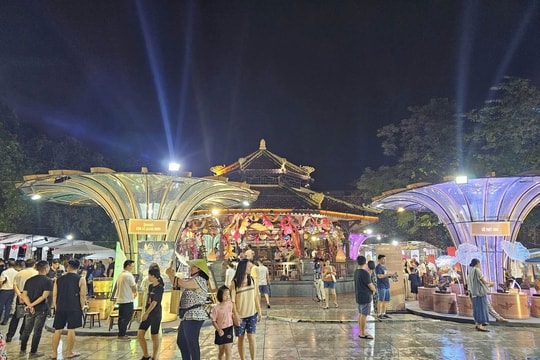 Sau 10 tháng, ngành du lịch Hà Nội ước đạt doanh thu hơn 108 nghìn tỷ đồng Sau 10 tháng, ngành du lịch Hà Nội ước đạt doanh thu hơn 108 nghìn tỷ đồng