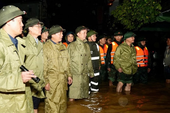 Phó Thủ tướng Trần Hồng Hà kiểm tra công tác ứng phó mưa lũ lịch sử tại TP Huế