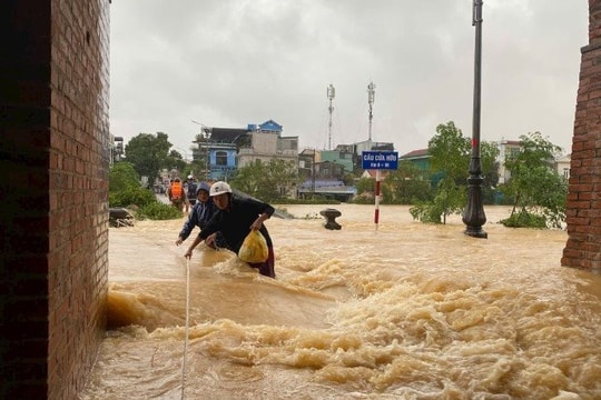 Mưa lũ lớn ở miền Trung, hơn 100.000 ngôi nhà bị ngập
