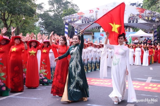 Hơn 1.000 người diễu hành áo dài và cổ phục quanh hồ Hoàn Kiếm