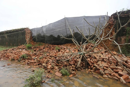 Mưa lũ kéo dài, sập tường gạch Hoàng Thành Huế