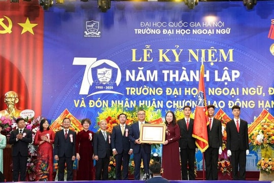 Trường Đại học Ngoại ngữ - ĐHQGHN đón nhận Huân chương Lao động hạng Nhất